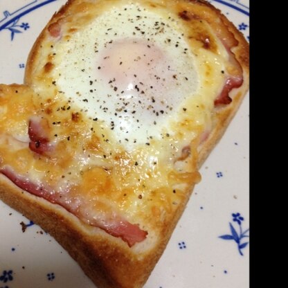 食パンに卵乗せは初めてです！とろ〜っとした黄身がたまりません。美味しかったです、ごちそうさまでした♫